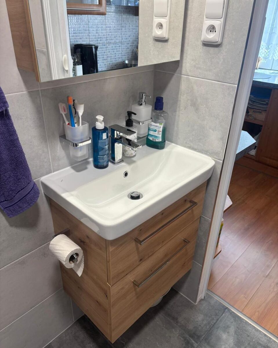 Malá koupelna v dekoru dřeva a kamene se sprchovým koutem s obloženým sedátkem (Žatec)