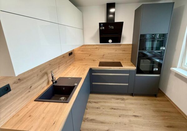 Elegantní černobílá kuchyně do L s dřevodekorem (Kadaň)