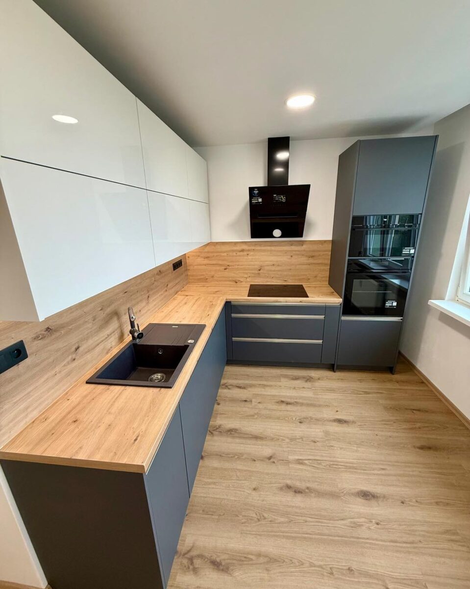 Elegantní černobílá kuchyně do L s dřevodekorem (Kadaň)