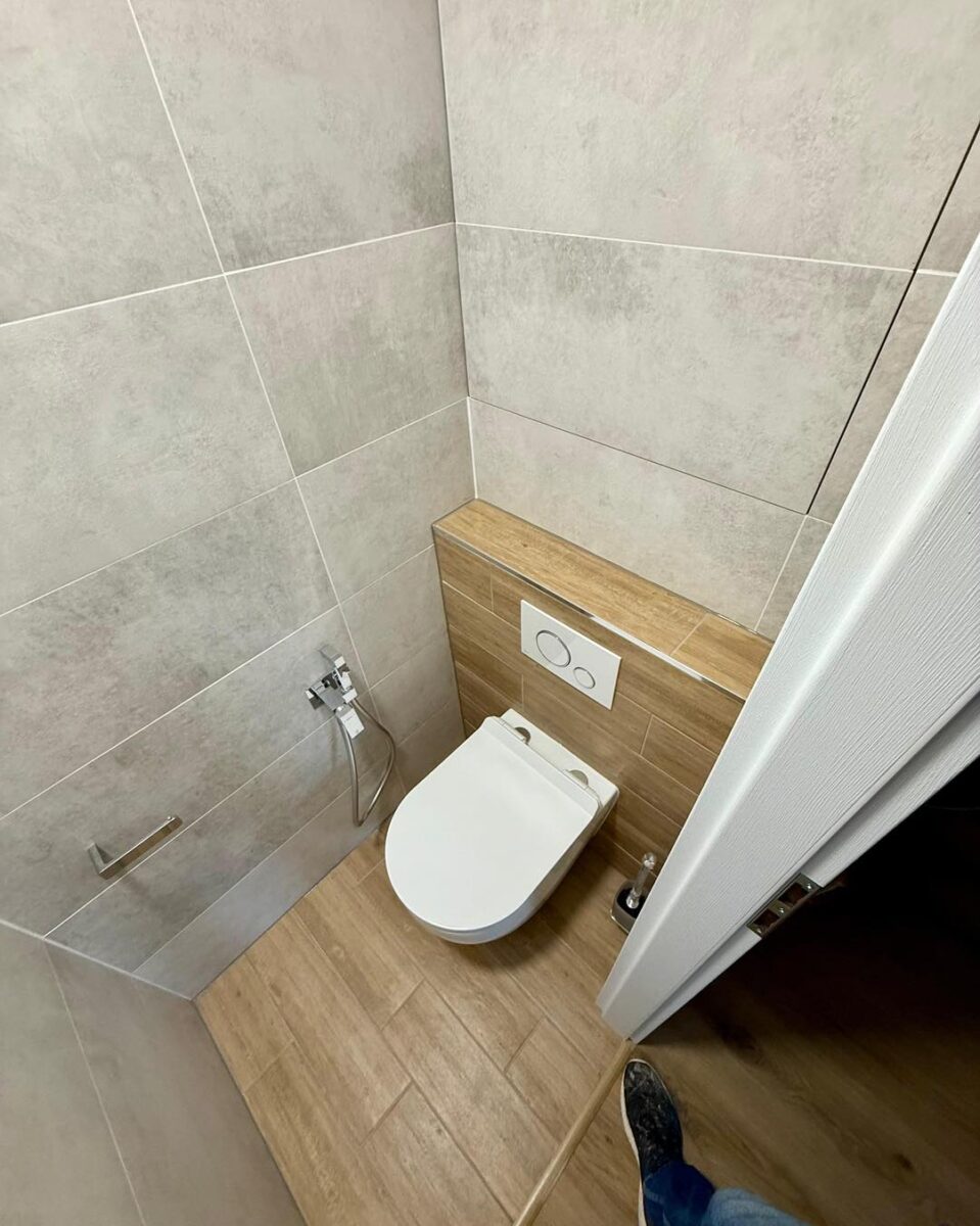 Malá paneláková koupelna ve světlých barvách s dřevodekorem (Kadaň)