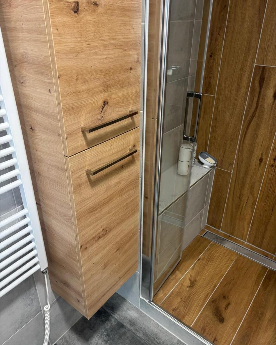 Malá koupelna v dekoru dřeva a kamene se sprchovým koutem s obloženým sedátkem (Žatec)