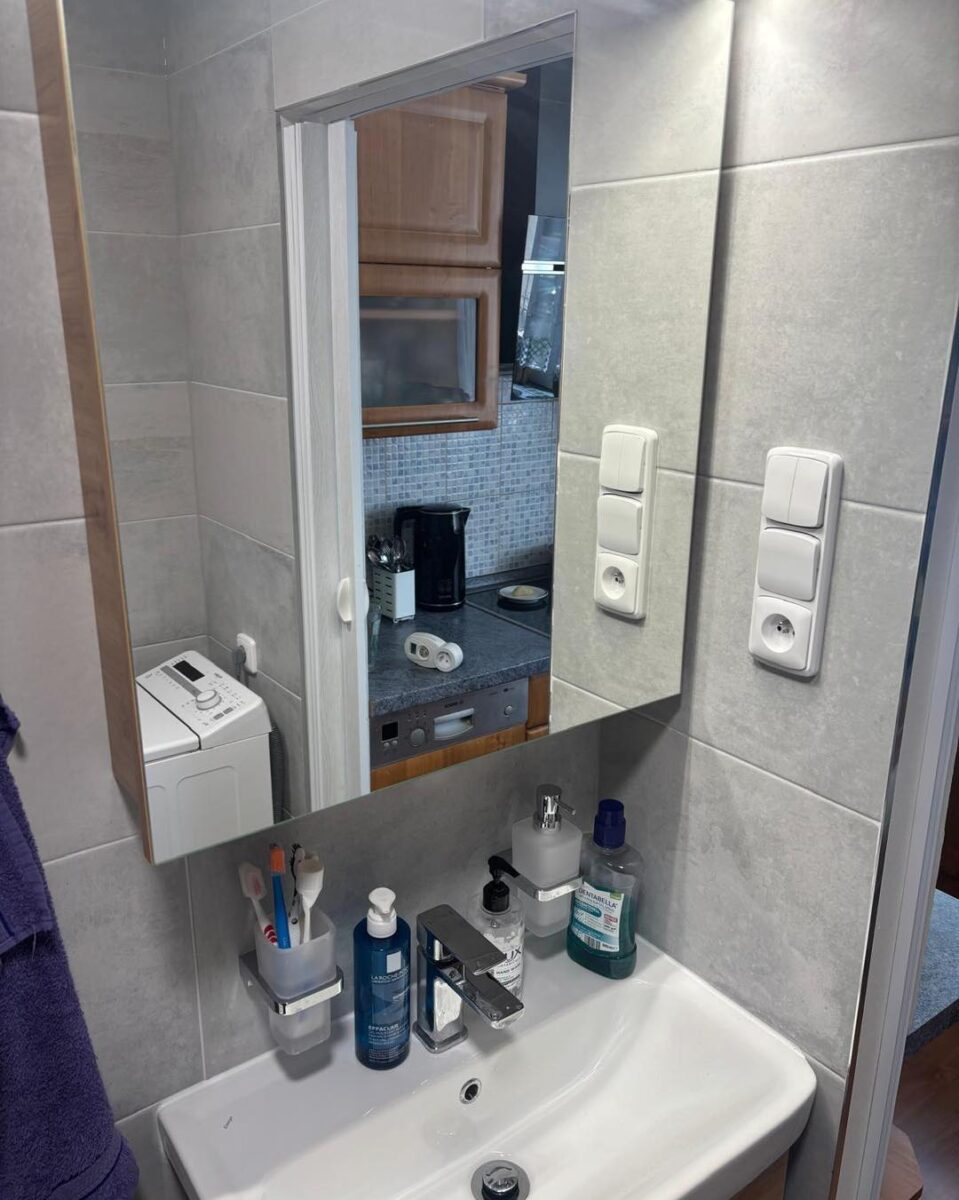 Malá koupelna v dekoru dřeva a kamene se sprchovým koutem s obloženým sedátkem (Žatec)