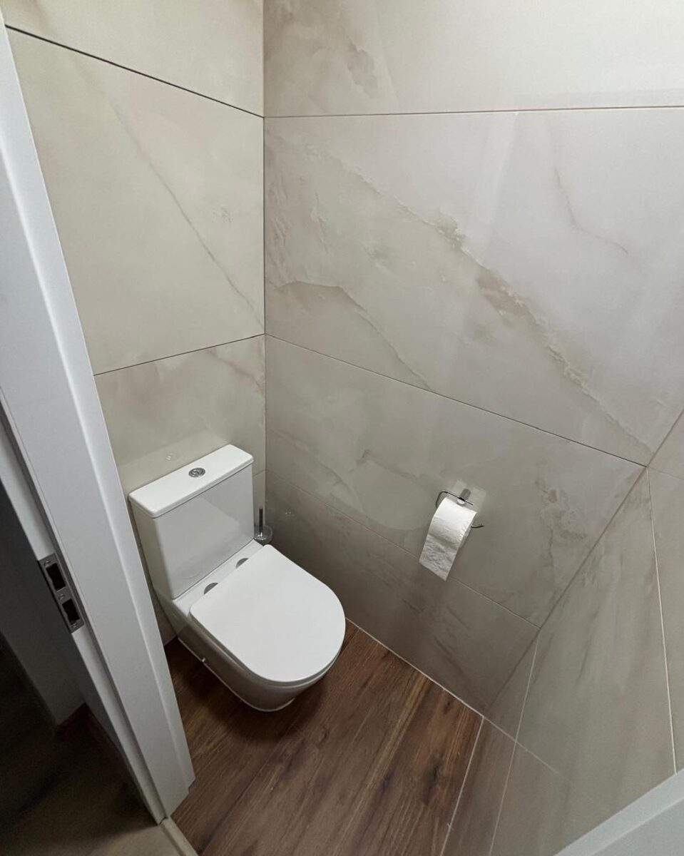 Mramorová koupelna v kombinaci se dřevem (Most)