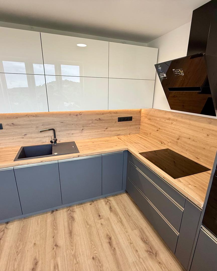 Elegantní černobílá kuchyně do L s dřevodekorem (Kadaň)