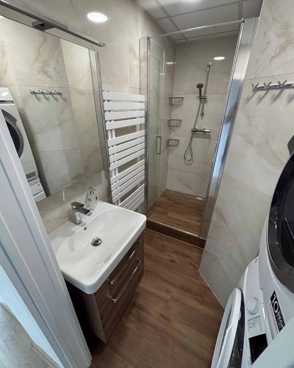 Mramorová koupelna v kombinaci se dřevem (Most)