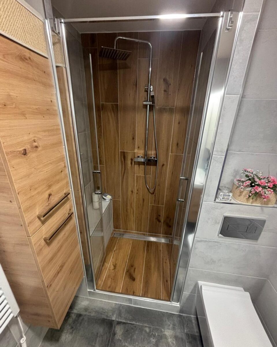 Malá koupelna v dekoru dřeva a kamene se sprchovým koutem s obloženým sedátkem (Žatec)