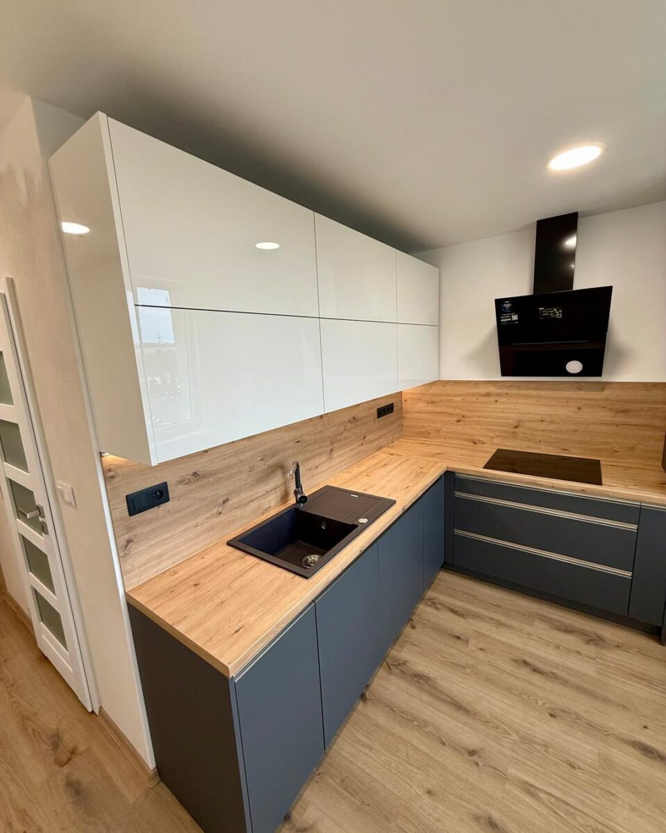 Elegantní černobílá kuchyně do L s dřevodekorem (Kadaň)