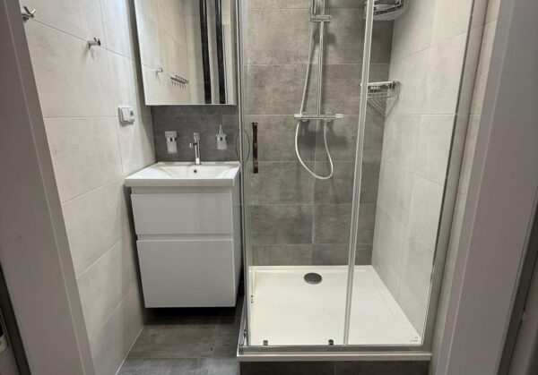 Malá šedá koupelna s velkým sprchovým koutem (Kadaň)