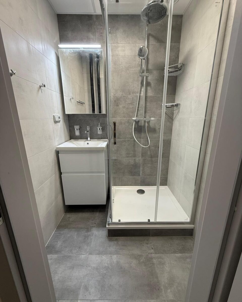 Malá šedá koupelna s velkým sprchovým koutem (Kadaň)