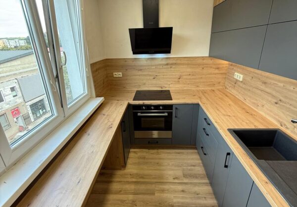 Tmavá kuchyně v kombinaci s dřevodekorem do U (Kadaň)