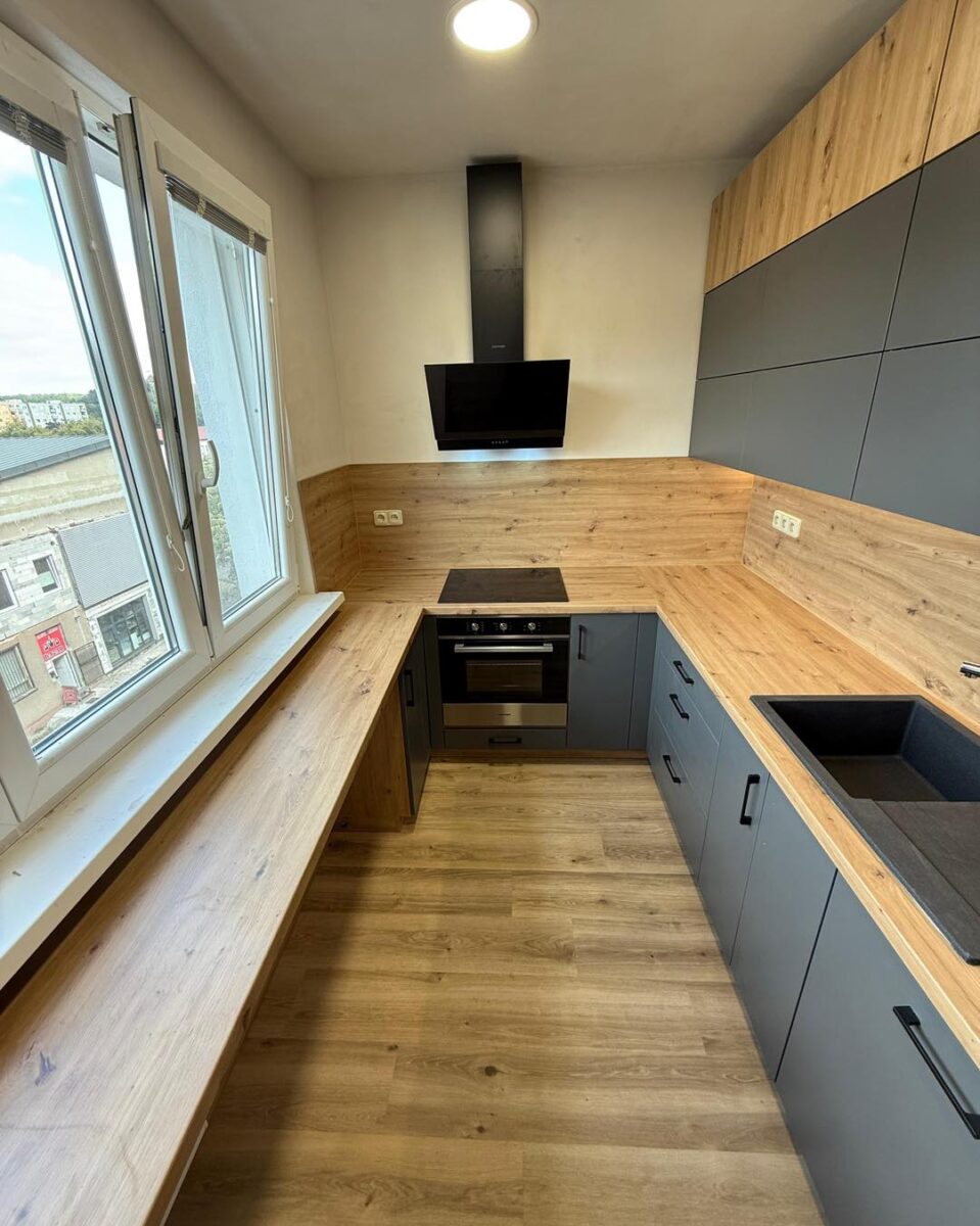 Tmavá kuchyně v kombinaci s dřevodekorem do U (Kadaň)