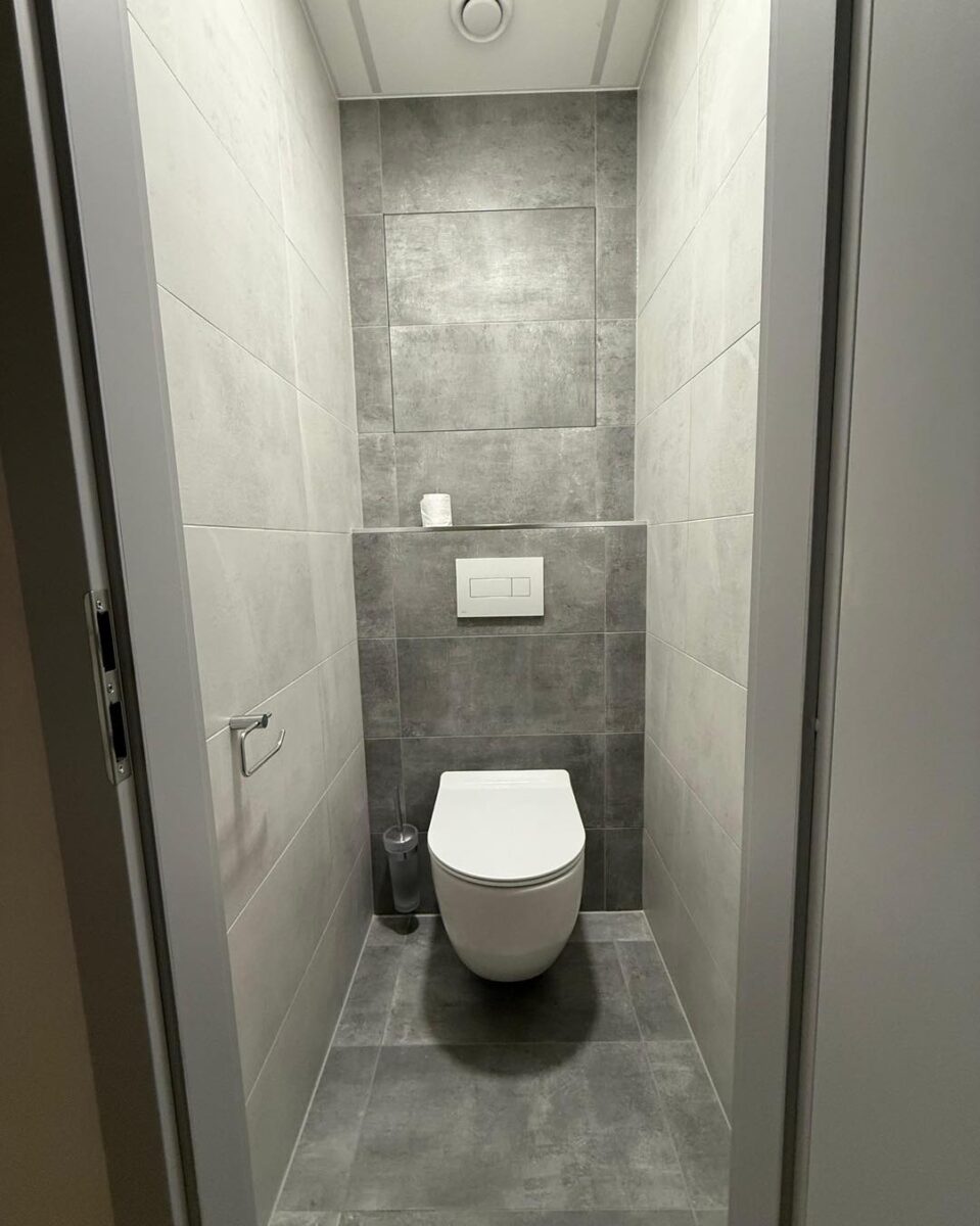 Malá šedá koupelna s velkým sprchovým koutem (Kadaň)