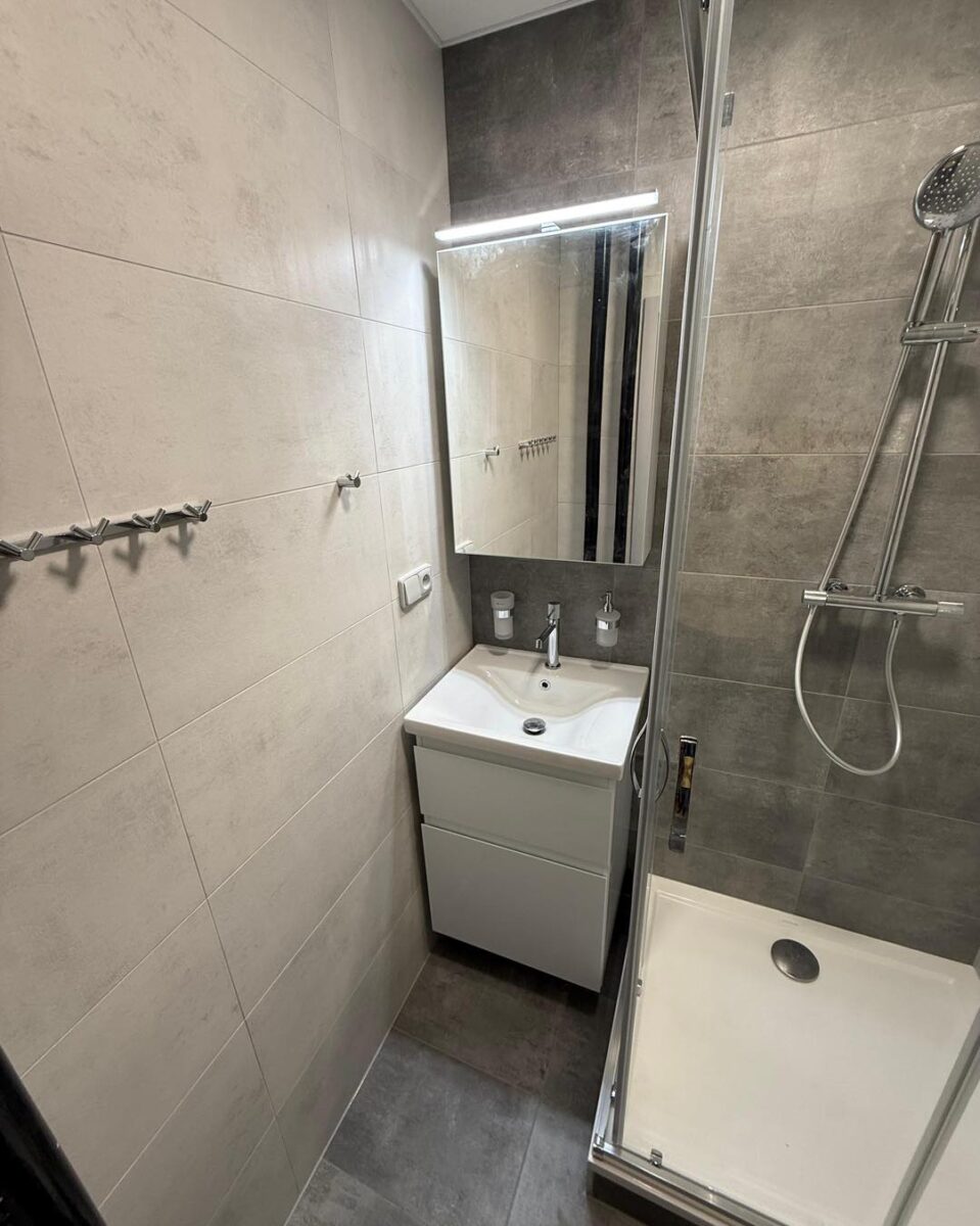 Malá šedá koupelna s velkým sprchovým koutem (Kadaň)