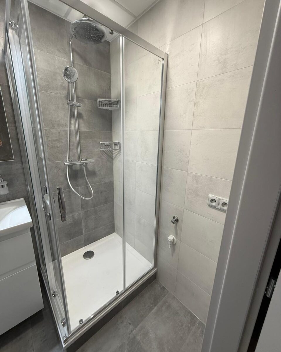 Malá šedá koupelna s velkým sprchovým koutem (Kadaň)