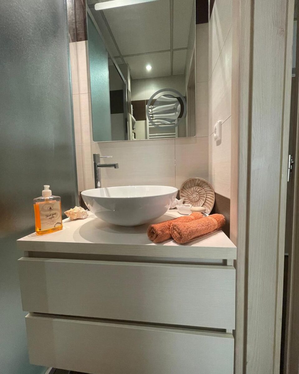 Koupelna s atypickou vaničkou do sprchového koutu (Most)