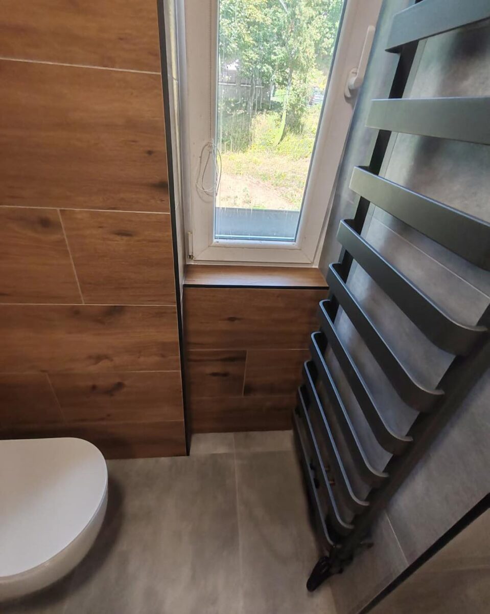 Moderní koupelna v přírodních dekorech dřeva a kamene (Most)