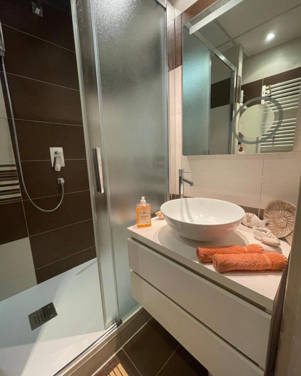 Koupelna s atypickou vaničkou do sprchového koutu (Most)