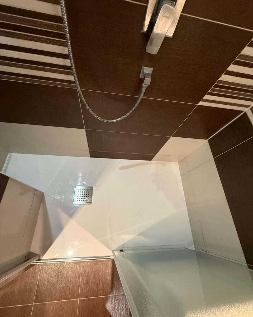 Koupelna s atypickou vaničkou do sprchového koutu (Most)