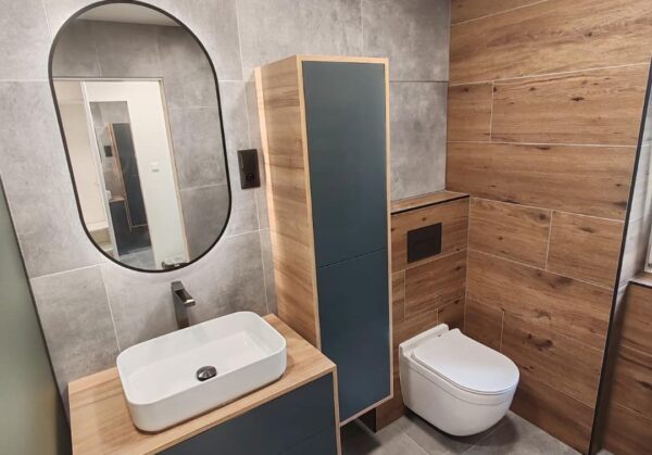 Moderní koupelna v přírodních dekorech dřeva a kamene (Most)