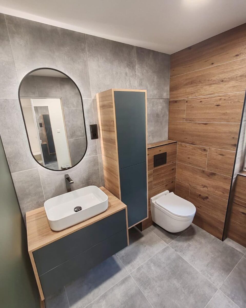 Moderní koupelna v přírodních dekorech dřeva a kamene (Most)