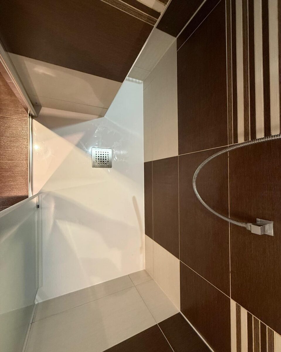 Koupelna s atypickou vaničkou do sprchového koutu (Most)