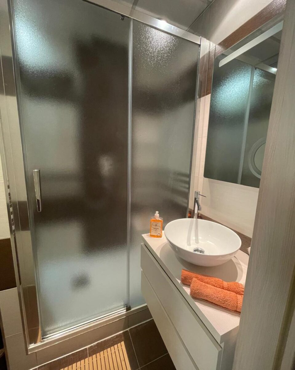 Koupelna s atypickou vaničkou do sprchového koutu (Most)