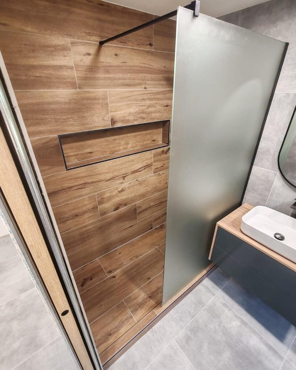 Moderní koupelna v přírodních dekorech dřeva a kamene (Most)