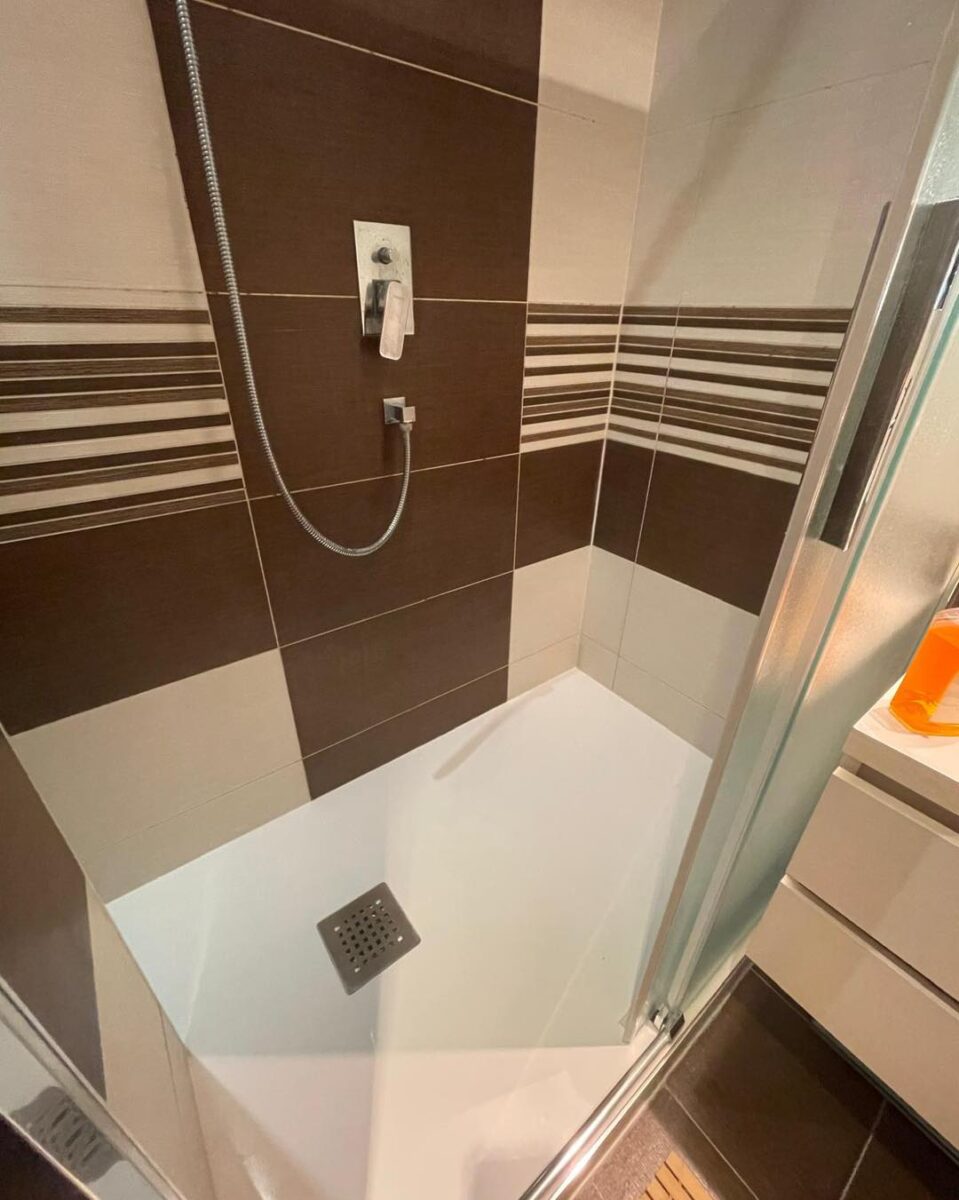 Koupelna s atypickou vaničkou do sprchového koutu (Most)