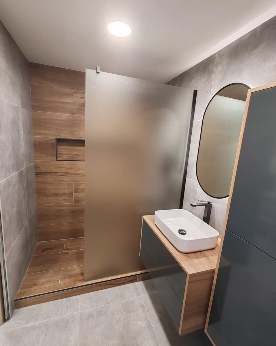 Moderní koupelna v přírodních dekorech dřeva a kamene (Most)