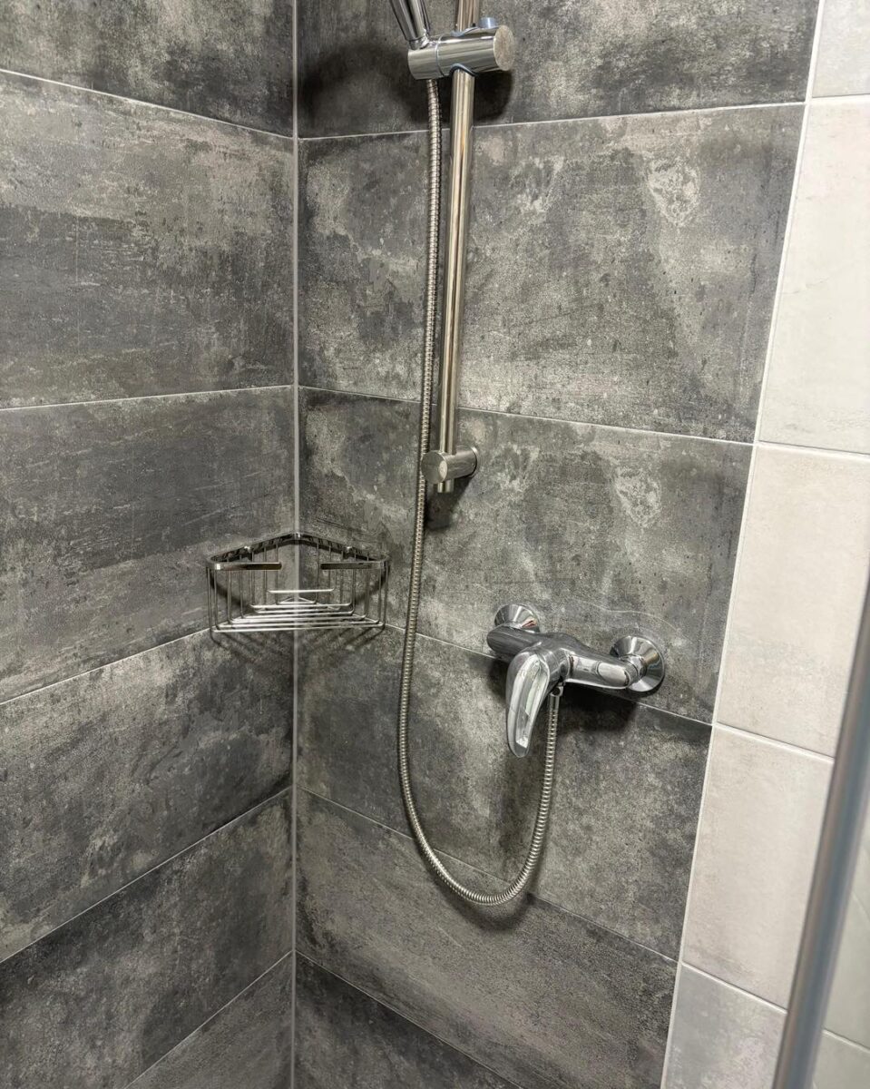 Kompletní rekonstrukce panelákového bytu – nájemní byt v šedých barvách s dřevodekorem (Most)