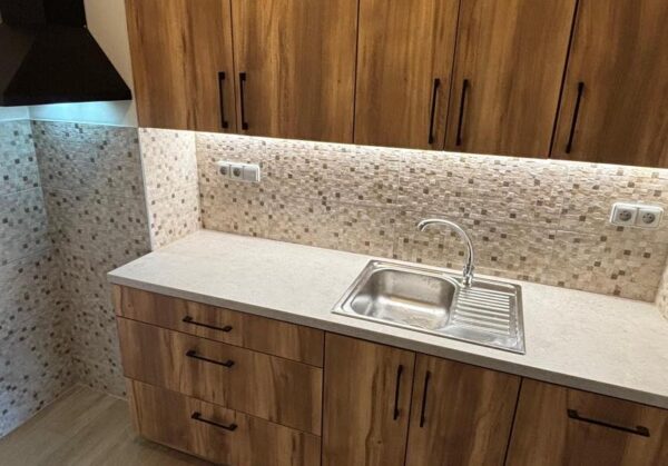 Kompletní rekonstrukce panelákového bytu – nájemní byt v šedých barvách s dřevodekorem (Most)