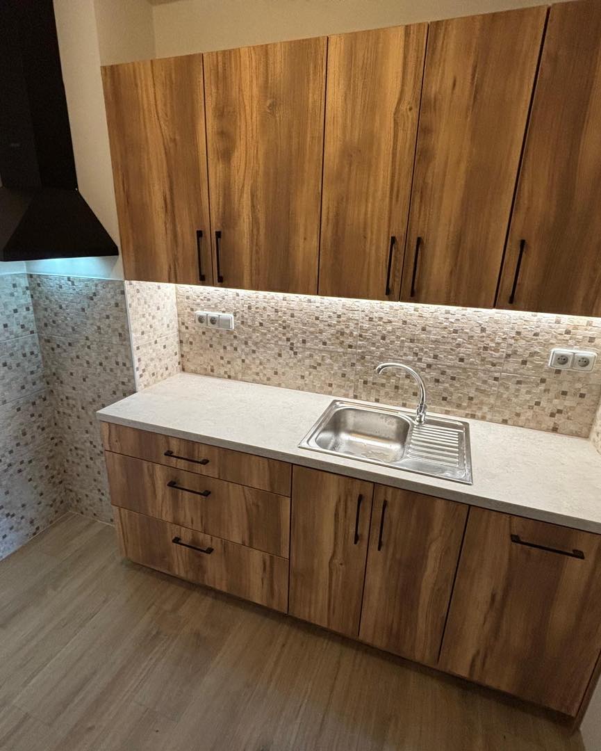 Kompletní rekonstrukce panelákového bytu – nájemní byt v šedých barvách s dřevodekorem (Most)