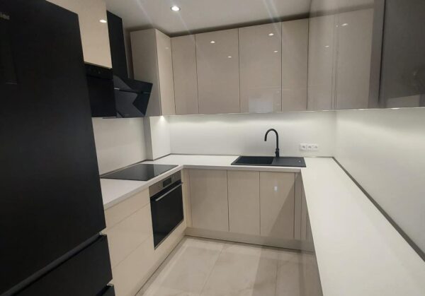 Krásná bezúchytková moderní kuchyň do U (Most)