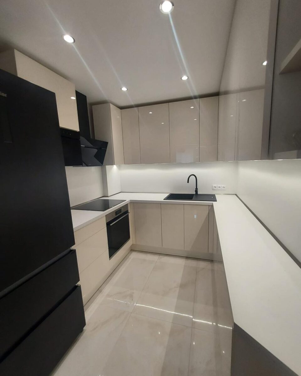 Krásná bezúchytková moderní kuchyň do U (Most)