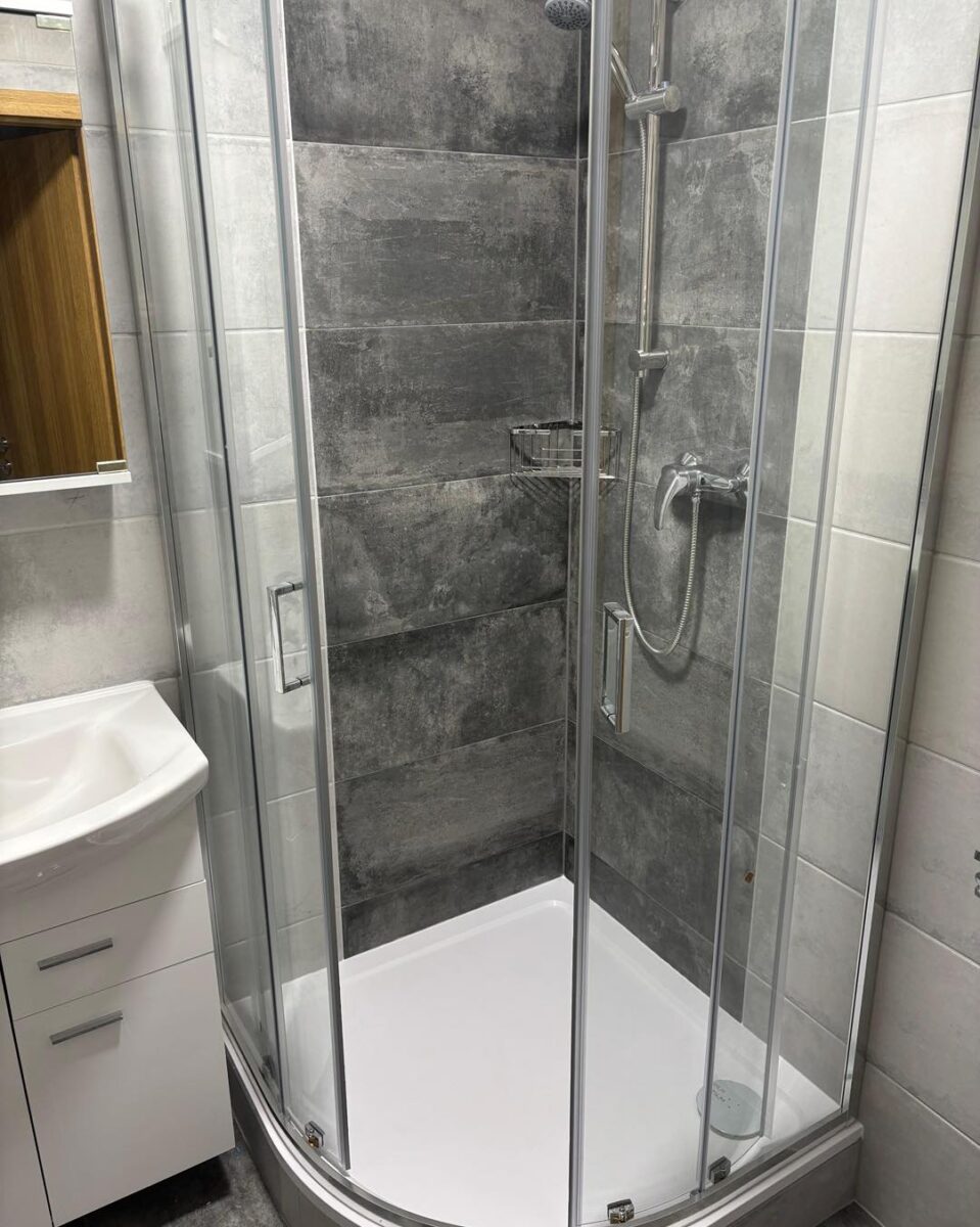 Kompletní rekonstrukce panelákového bytu – nájemní byt v šedých barvách s dřevodekorem (Most)