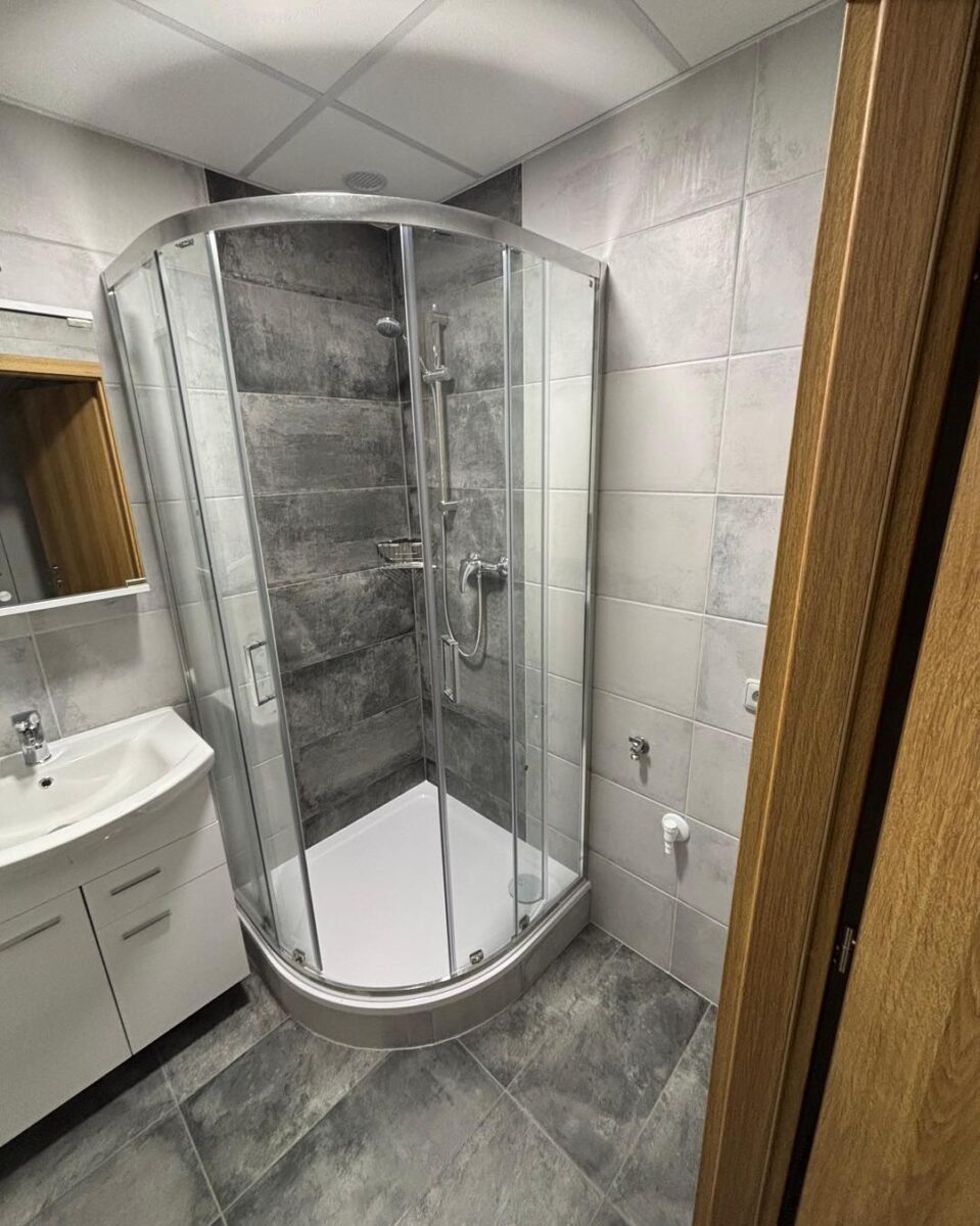 Kompletní rekonstrukce panelákového bytu – nájemní byt v šedých barvách s dřevodekorem (Most)