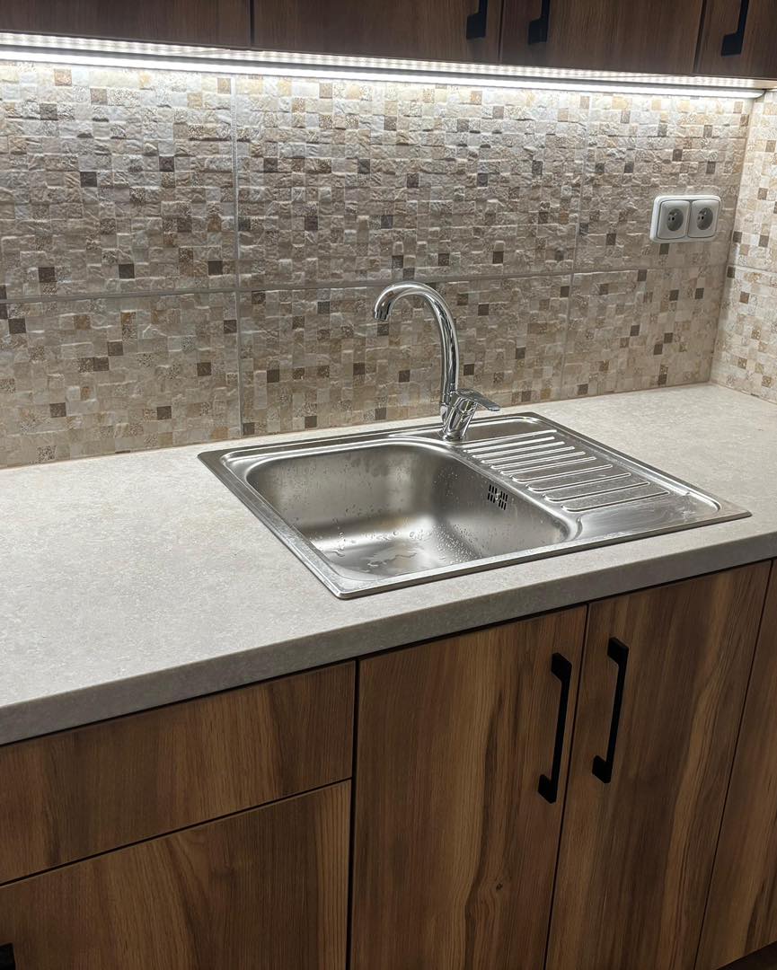 Kompletní rekonstrukce panelákového bytu – nájemní byt v šedých barvách s dřevodekorem (Most)