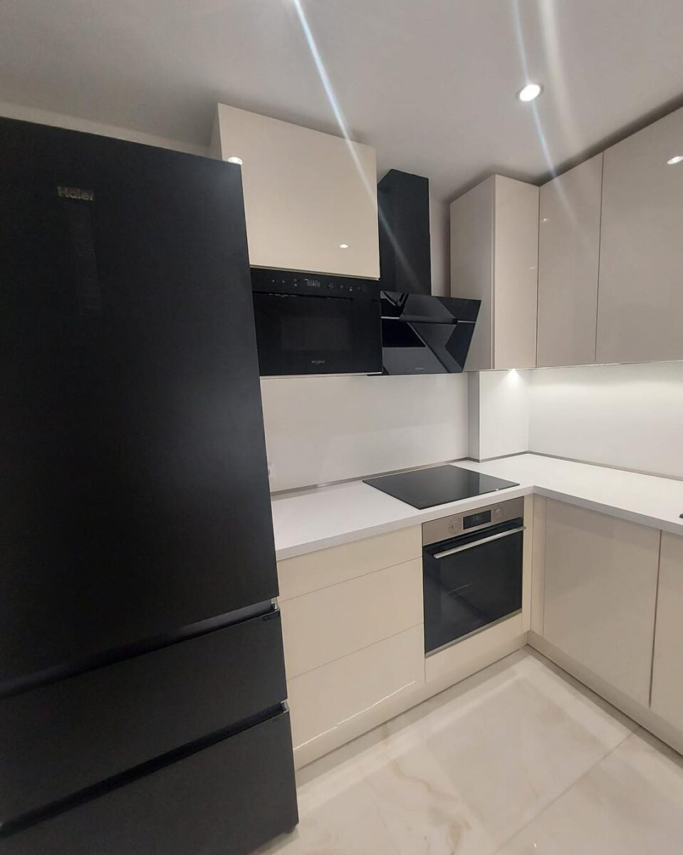 Krásná bezúchytková moderní kuchyň do U (Most)