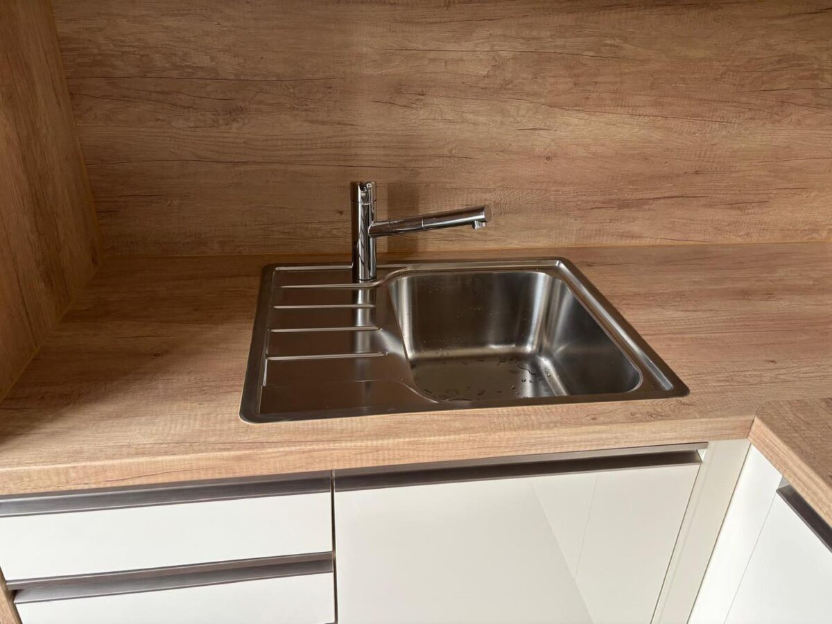 Krásná moderní kuchyň do L v pěkné béžové a hnědé (Most)