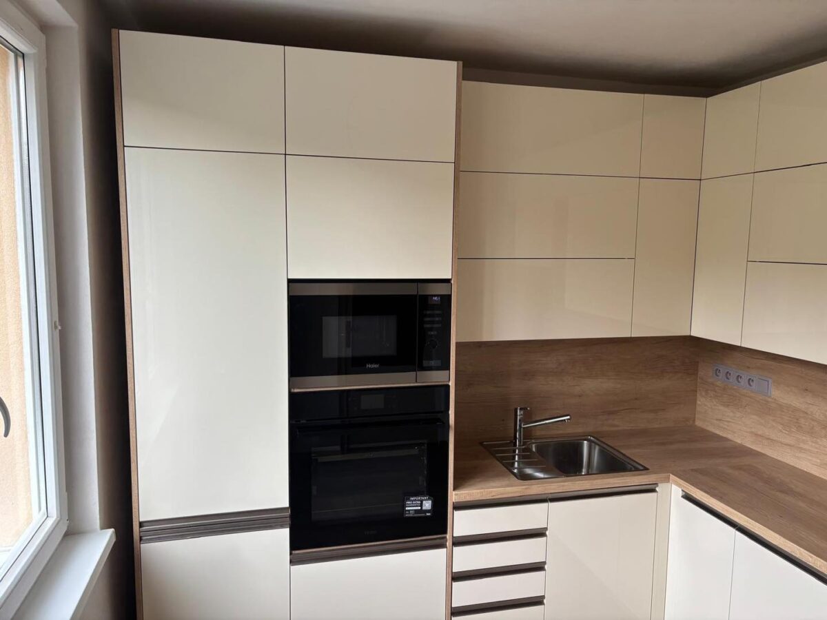 Krásná moderní kuchyň do L v pěkné béžové a hnědé (Most)