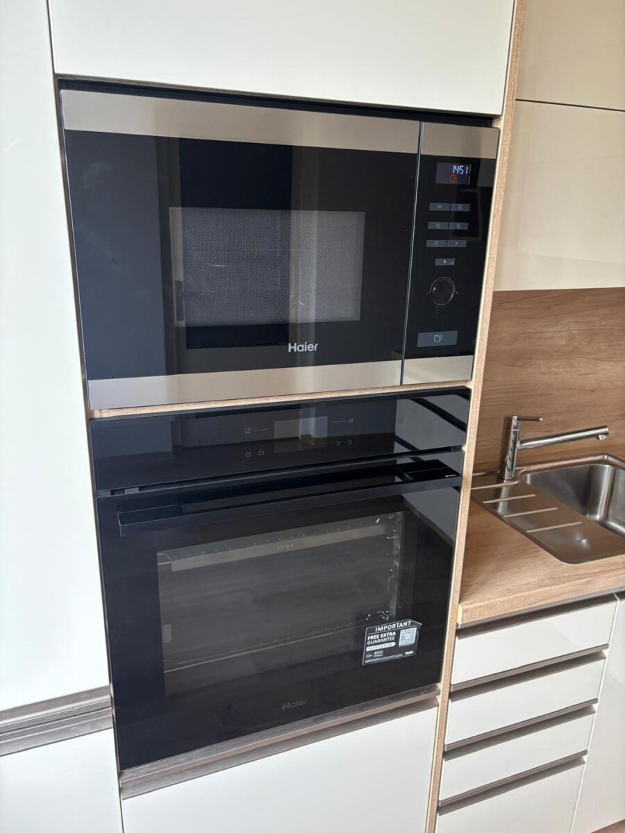 Krásná moderní kuchyň do L v pěkné béžové a hnědé (Most)