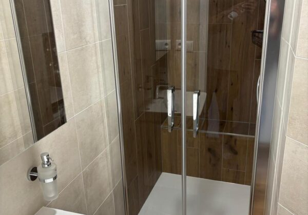 Malá hnědá koupelna se sprchovým koutem se sedátkem (Most)