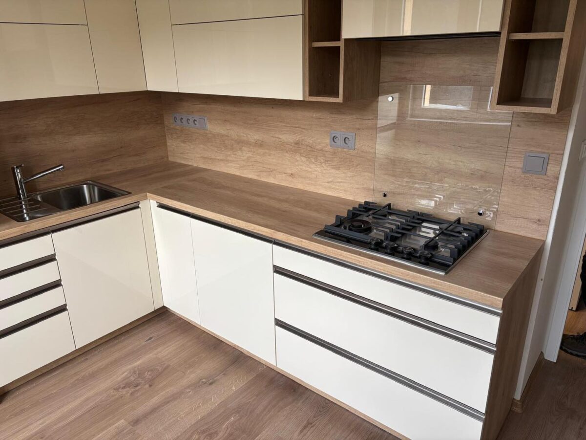 Krásná moderní kuchyň do L v pěkné béžové a hnědé (Most)