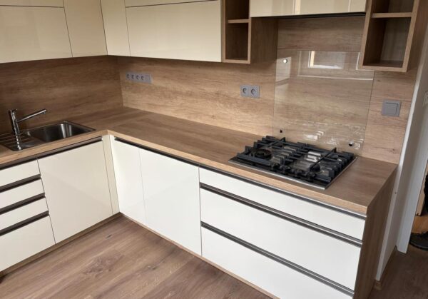 Krásná moderní kuchyň do L v pěkné béžové a hnědé (Most)