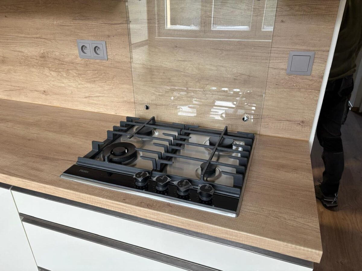 Krásná moderní kuchyň do L v pěkné béžové a hnědé (Most)