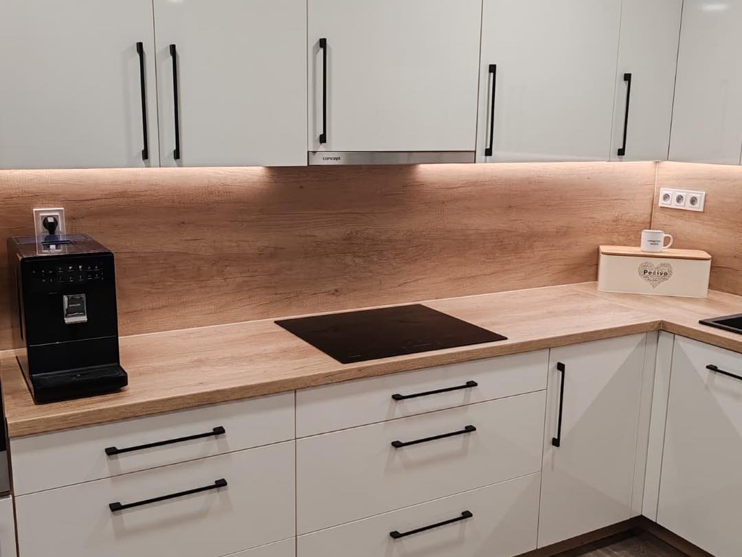 Kuchyň do L v dekoru dřeva v kombinaci s vysokým leskem je nadčasová kombinace (Most)