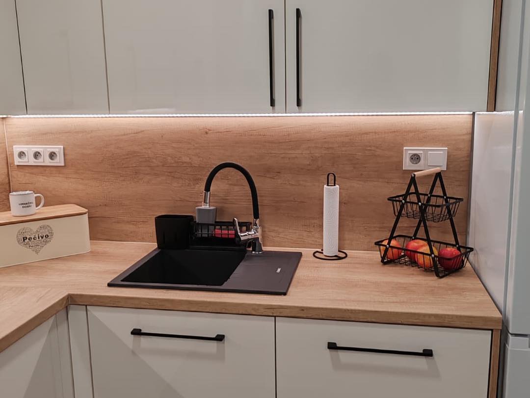 Kuchyň do L v dekoru dřeva v kombinaci s vysokým leskem je nadčasová kombinace (Most)