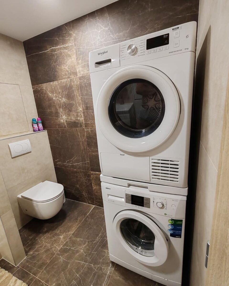 Krásná velkoformátová koupelna s rektifikovanými obklady se sprchovým koutem se sedátkem (Most)