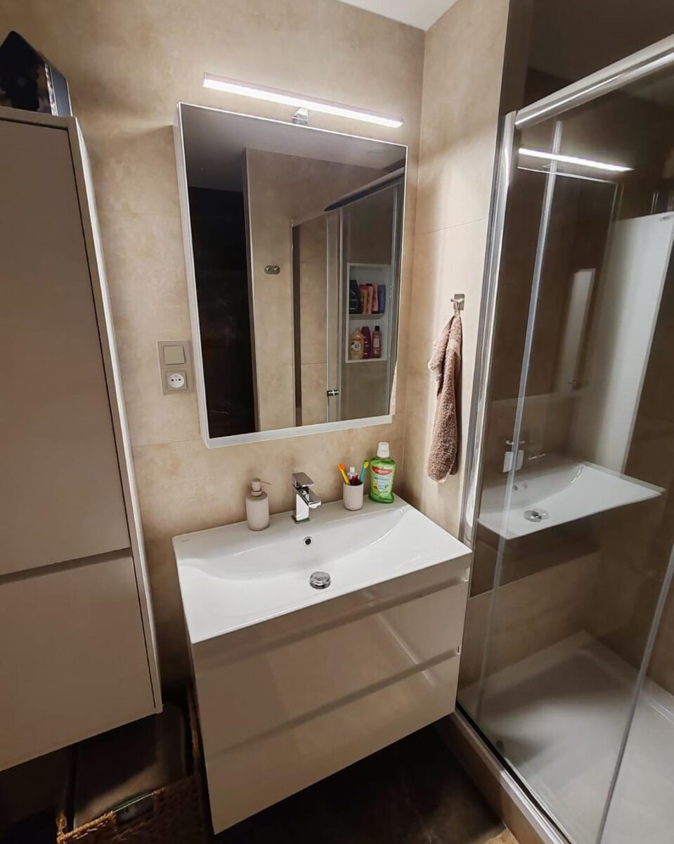 Krásná velkoformátová koupelna s rektifikovanými obklady se sprchovým koutem se sedátkem (Most)