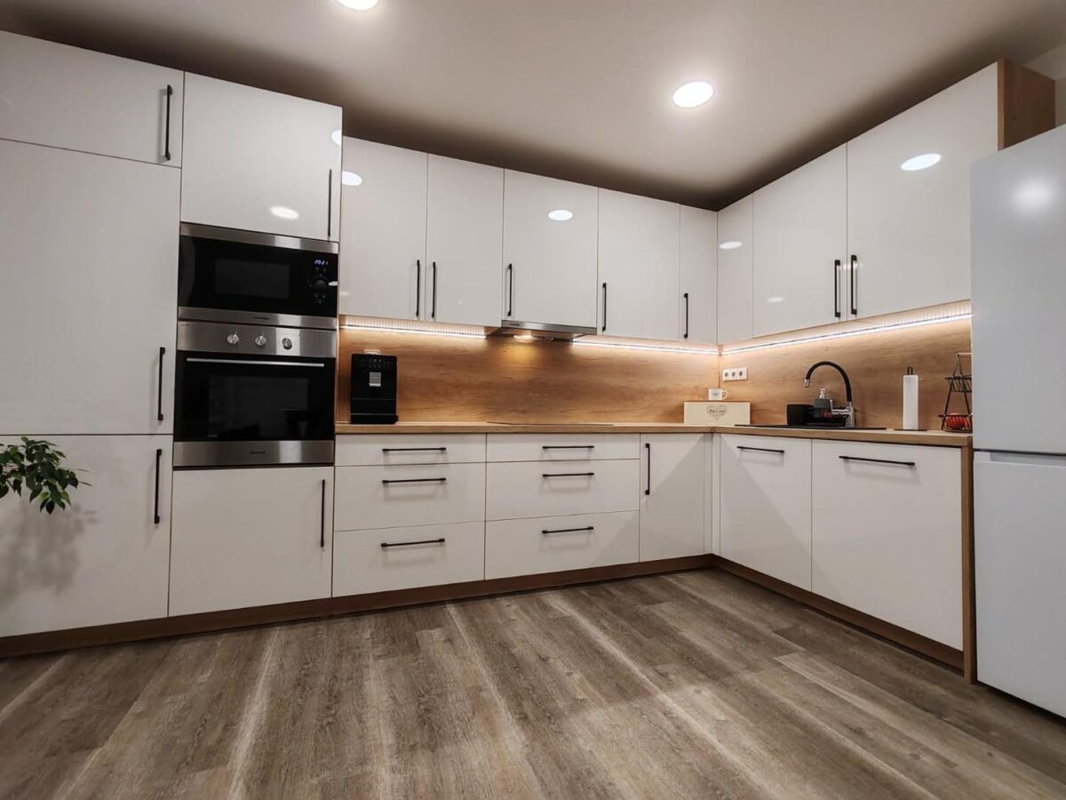 Kuchyň do L v dekoru dřeva v kombinaci s vysokým leskem je nadčasová kombinace (Most)